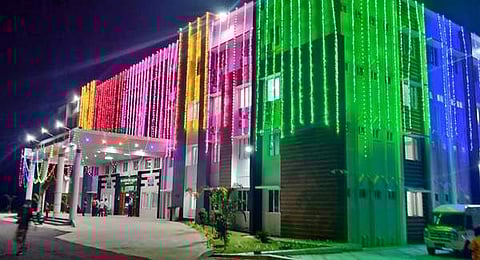 மின்னொளியில் புதிய வளாகம்.