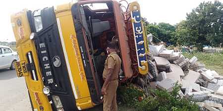 விபத்துக்குள்ளான பாட்டில்கள் ஏற்றி வந்த லாரி.