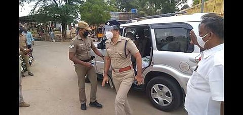 ஆண்டிபட்டியில் நடைபெற்ற கொலை சம்பவம் குறித்து வியாழக்கிழமை விசாரணை நடத்திய, மாவட்ட காவல் கண்காணிப்பாளா் சாய்சரண் தேஜஸ்வி.