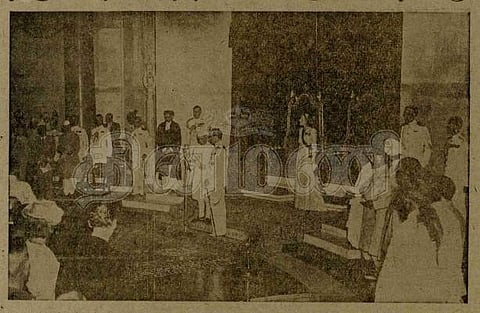 சுதந்திர தினத்தன்று நேரு பிரதம மந்திரி என்ற முறையில் விசுவாசப் பிரமாணம் எடுத்துக் கொள்கிறார். கவர்னர் - ஜெனரல் பிரமாண பத்திரத்தை படிக்கிறார்.