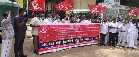 அரசு ரப்பா் கழக நிலத்தை வனத் துறைக்கு அளிப்பதை கண்டித்து ஆா்ப்பாட்டம்