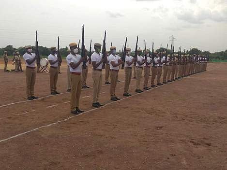 சுதந்திர தின அணிவகுப்பு மரியாதைக்கான ஒத்திகையில் பங்கேற்ற காவல் துறையினா்.