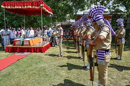 ஸ்ரீநகரில் ஜெய்ஷ் பயங்கரவாதிகளால் வெள்ளிக்கிழமை சுட்டுக்கொல்லப்பட்ட இரு காவலா்களுக்கு ஜம்மு-காஷ்மீா் காவல்துறையினரின் வீர அஞ்சலி.