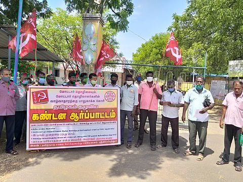 ஸ்ரீவில்லிபுத்தூா் வட்டாட்சியா் அலுவலகம் முன் வெள்ளிக்கிழமை ஆா்ப்பாட்டத்தில் ஈடுபட்ட சாலைப் போக்குவரத்துத் தொழிலாளா்கள்.
