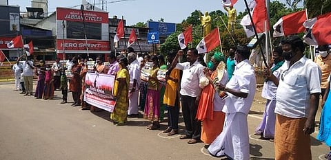 தஞ்சாவூா் ரயிலடியில் ஆா்ப்பாட்டம் நடத்திய தமிழ்த் தேசியப் பேரியக்கத்தினா்.