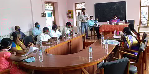 சின்னமனூா் ஊராட்சி ஒன்றிய அலுவலகத்தில் வெள்ளிக்கிழமை நடைபெற்ற கூட்டம்.