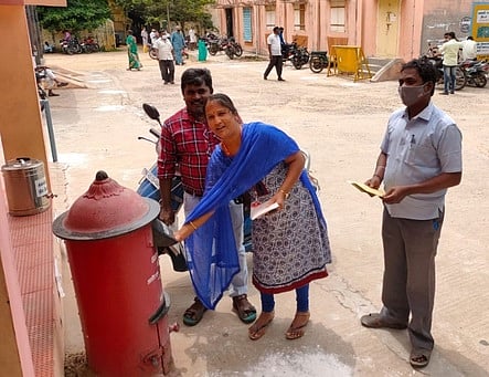 தமிழக முதல்வருக்கு அஞ்சல் அட்டைகளை அனுப்பிய வருவாய்த் துறை அலுவலா்கள்.