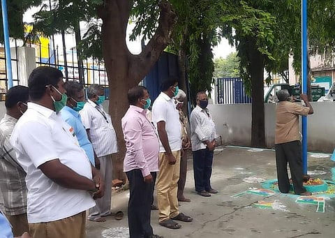 ராசிபுரம் நகராட்சி அலுவலகத்தில் தேசிய கொடியேற்றிய தூய்மைப் பணியாளர்