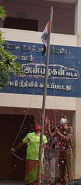 கும்பகோணம் அறிஞா் அண்ணா அரசு மேல்நிலைப் பள்ளியில் தேசியக் கொடியேற்றிய தூய்மைப் பணியாளா் ரமா.