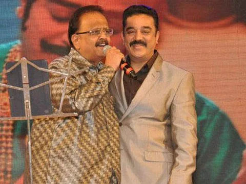 ‘அன்பிற்கினிய அன்னைய்யா, உங்களுக்காக நாங்கள் காத்திருக்கிறோம்’ என்று பாடகர் எஸ்.பி.பி குறித்து நடிகர் கமல் உணர்சிகரமாக ட்வீட் செய்துள்ளார்.