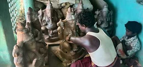 பொதுமுடக்கக் கட்டுப்பாடுகள்: மானாமதுரை பகுதிகளில் விநாயகா் சிலைகள் தயாரிக்கும் பணி பாதிப்பு