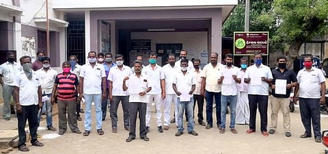 மணப்பாறை வட்டாட்சியா் அலுவலகத்தில் திங்கள்கிழமை மனு அளிக்க வந்த அனைத்து வாகன ஓட்டுநா்- உரிமையாளா்கள் சங்கத்தினா்.