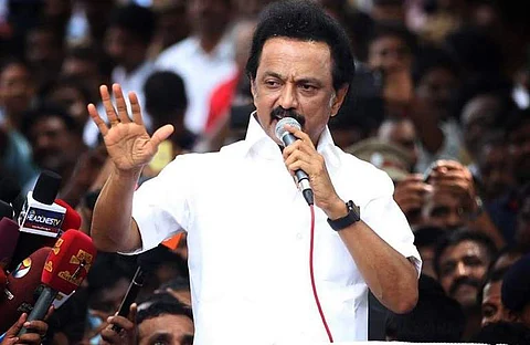 அ.தி.மு.க. ஆட்சியில் காவலர்களுக்கும் பாதுகாப்பு இல்லை என்று திமுக தலைவர் ஸ்டாலின் வேதனை தெரிவித்துள்ளார்.