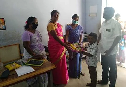 குறிச்சி அரசு நடுநிலைப்பள்ளியில் தனது மகனை சேர்த்த அரசு பள்ளி ஆசிரியர் ராஜசேகரன்.
