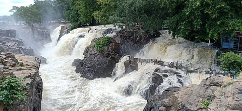 ஒகேனக்கல்லுக்கு நீர்வரத்து 35,000 கனஅடியாக அதிகரித்துள்ளது.