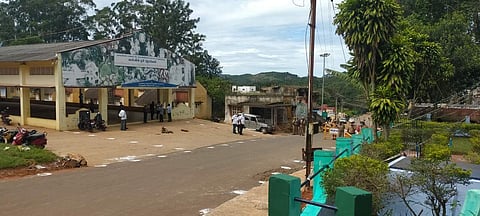 கொல்லிமலை வல்வில் ஓரி மன்னன் சிலை முன்பாக பாதுகாப்புக்கு நிற்கும் போலீஸார்.