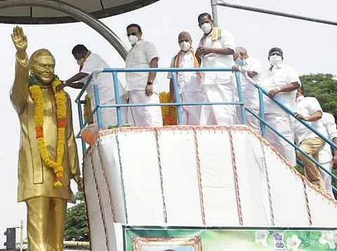 புதுச்சேரி- கோரிமேடு சாலை சந்திப்பில் உள்ள  ராஜீவ்காந்தியின் திருவுருவ சிலைக்கு மாலை அணிவித்து மரியாதை செய்த முதல்வர் நாராயணசாமி. 