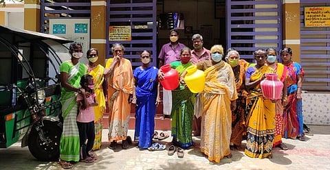 கூரைக்குண்டு ஊராட்சி மன்ற அலுவலகத்தை வெள்ளிக்கிழமை முற்றுகையிட்ட யானைக்குழாய் பகுதி பொது மக்கள்.