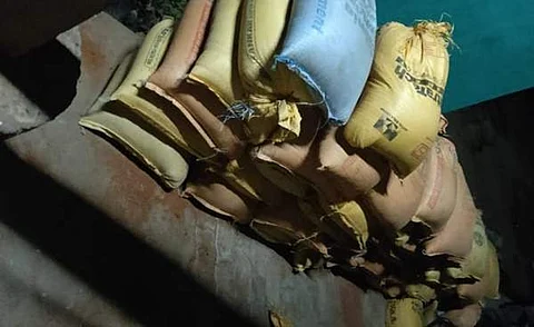 ஸ்ரீவில்லிபுத்தூரில் வெள்ளிக்கிழமைஅதிகாலை வருவாய்த்துறையினர் பறிமுதல் செய்யப்பட்ட  மணல் மூட்டைகள்.