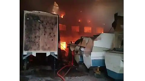 புதுச்சேரியில் படகு உற்பத்தி தொழிற்சாலையில் தீ விபத்து