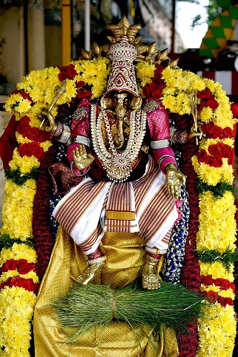 கணங்களின் நாயகன் கணபதி. வினை தீர்ப்பான் விநாயகன். யானை முகத்தான் அவதரித்த தினம் விநாயகர் சதுர்த்தியாக கொண்டாடப்படுகிறது.