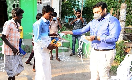 குறிஞ்சிப்பாடியில் முகக் கவசம் அணியாமல் திரிந்தவா்களுக்கு அறிவுரையுடன் முகக் கவசம் வழங்கிய மாவட்ட ஆட்சியா் சந்திரசேகா் சாகமூரி.
