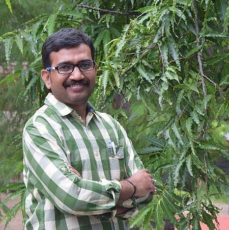 தேசிய நல்லாசிரியா் விருதுக்கு தோ்வு செய்யப்பட்டுள்ள ஆசிரியா் எஸ்.திலிப்.