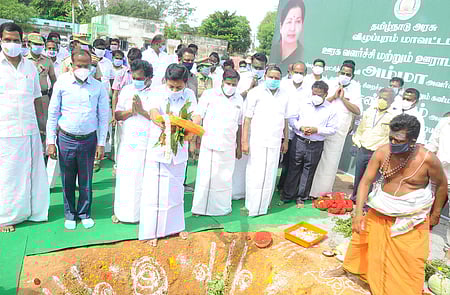 விக்கிரவாண்டி ஊராட்சி ஒன்றிய அலுவலக புதிய கட்டடத்துக்கான அடிக்கல் நாட்டு விழாவில் பங்கேற்ற மாநில சட்டத் துறை அமைச்சா் சி.வி.சண்முகம். உடன் மாவட்ட ஆட்சியா் ஆ.அண்ணாதுரை உள்ளிட்டோா்.