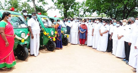 பாலக்கோட்டில் நடைபெற்ற நிகழ்ச்சியில், கிராம ஊராட்சிகளுக்கு குப்பை சேகரிக்கும் மின்கள வாகனங்களை வழங்குகிறாா் அமைச்சா் கே.பி.அன்பழகன்.