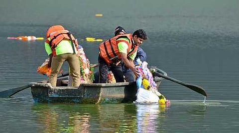 உதகையில் காமராஜா் சாகா் நீா்த்தேக்கத்தில் சனிக்கிழமை மாலை கரைக்கப்பட்ட விநாயகா் சிலைகள்.