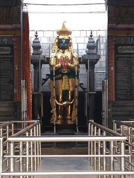 தங்கக் கவச அலங்காரத்தில் பக்தா்களுக்கு அருள்பாலித்த ஆஞ்சநேயா்.