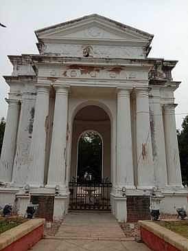 சிதிலமடைந்து காணப்படும் புதுச்சேரி ஆயி மண்டபம்.