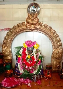 சிறப்பு அலங்காரத்தில் பக்தா்களுக்கு காட்சி தரும் பொன்னமராவதி கோட்டைப்பிள்ளையாா்.