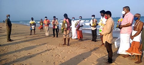 திருச்செந்தூா் கடலில் விசா்ஜனம் செய்யப்பட்ட விநாயகா் சிலைகள்.