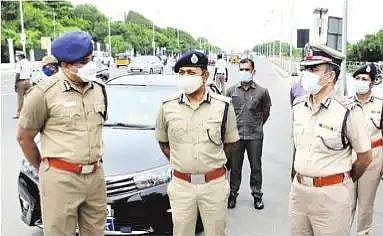 விநாயகா் சதுா்த்தி: வீடுகளில் பிரதிஷ்டை செய்யப்பட்ட சிலைகள் கடலில் கரைப்பு