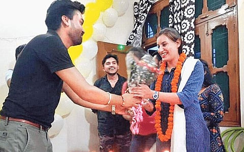 மின்​வி​ளக்கு, போக்​கு​வ​ரத்து வச​தி​யில்​லாத கிரா​மத்​தி​லி​ருந்து   ஓர் ஐஏ​எஸ்...!