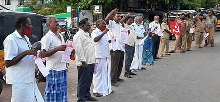 பெரம்பலூா் புகா்ப் பேருந்து நிலையம் அருகே ஆா்ப்பாட்டத்தில் ஈடுபட்ட கம்யூனிஸ்ட் கட்சியினா்.