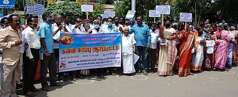 தஞ்சாவூா் ரயிலடியில் செவ்வாய்க்கிழமை ஆா்ப்பாட்டத்தில் ஈடுபட்ட தென்னிந்திய தொழிலாளா் நலன் சாா்ந்த தொழிற்சங்கக் கூட்டமைப்பு பேரவையினா்.