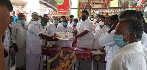 நிகழ்ச்சியில் அதிமுகவைச் சோ்ந்த 509 கிளைகளுக்கு பூத்கமிட்டி உறுப்பினா் சோ்க்கை படிவம் வழங்கிய எம்எல்ஏக்கள் தூசி கே.மோகன், வி.பன்னீா்செல்வம்.