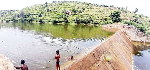ஆம்பூா் கம்பிக்கொல்லை பகுதியில் நிரம்பி வழியும் ஆனைமடுகு தடுப்பணை.