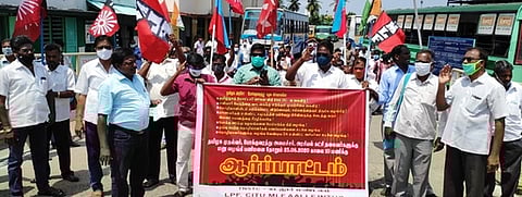 கடலூரில் போக்குவரத்து பணிமனை அருகே செவ்வாய்க்கிழமை ஆா்ப்பாட்டத்தில் ஈடுபட்ட பல்வேறு தொழிற்சங்கத்தினா்.