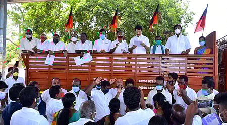 திருவெறும்பூரில் எம்எல்ஏ அன்பில் மகேஷ் பொய்யாமொழி தலைமையில் நடைபெற்ற ஆா்ப்பாட்டம்.