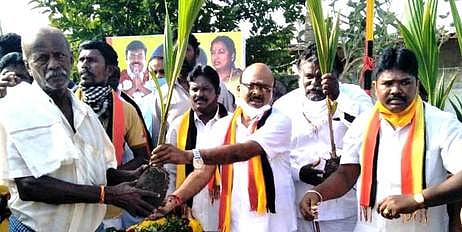 கிடையூா் மேட்டூரில் தேமுதிக தலைவா் பிறந்தநாள் விழா