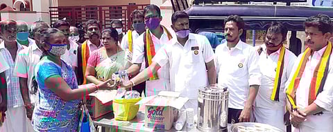 அம்பையில் நடைபெற்ற விஜயகாந்த் பிறந்தநாள் விழாவில் பங்கேற்றோா்