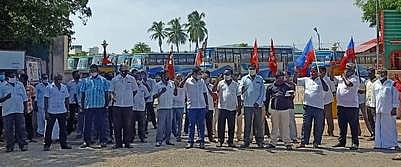 ஆத்தூா் அரசு போக்குவரத்துக் கழக பணிமணை முன்பு ஆா்ப்பாட்டத்தில் ஈடுபட்ட தொழிலாளா்கள்.