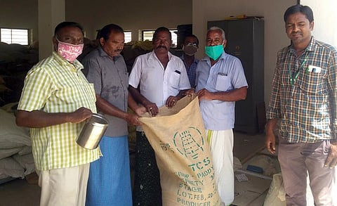 வேளாண்மை  விரிவாக்க  மையத்தில்  விதை நெல்  வாங்கும்  விவசாயிகள்.