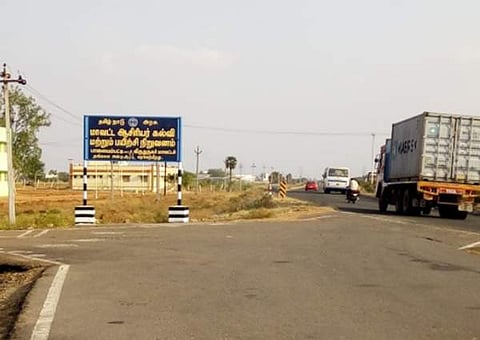 பொய்யாங்குளம் விலக்கு பேருந்து நிறுத்தத்தில் பயணிகள் நிழற்குடை அமைக்கக் கோரிக்கை