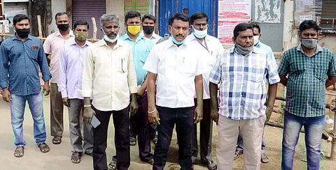 ஈரோடு, சம்பத் நகரில் ஆா்ப்பாட்டத்தில் ஈடுபட்ட டாஸ்மாக் ஊழியா்கள்.