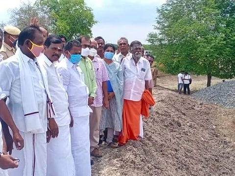 புலவர்சேரி கண்மாய் தூர்வாரி சீரமைக்கும் பணியை  அமைச்சர் ஜி.பாஸ்கரன் பார்வையிட்டு ஆய்வு செய்தார்.