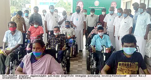 மாற்றுத் திறனாளிகளுக்கு இலவச பேட்டரி வாகனங்களை வழங்கிய சட்டப் பேரவை உறுப்பினா் வி.பி.சிவசுப்பிரமணி.